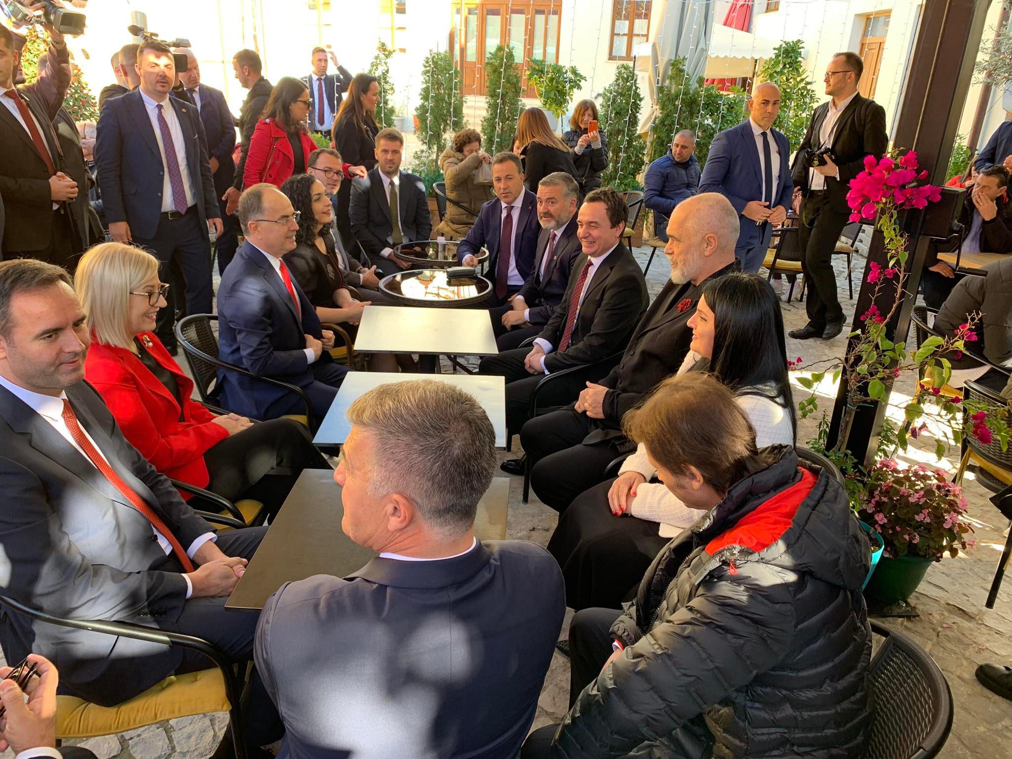 Krerët shqiptarë të buzëqeshur, bëhen bashkë në festën më të rëndësishme të kombit