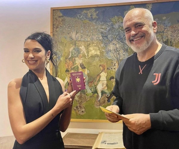 Rama uron me Dua Lipën 110-vjetorin e Pavarësisë, i dorëzon këngëtares pasaportën shqiptare