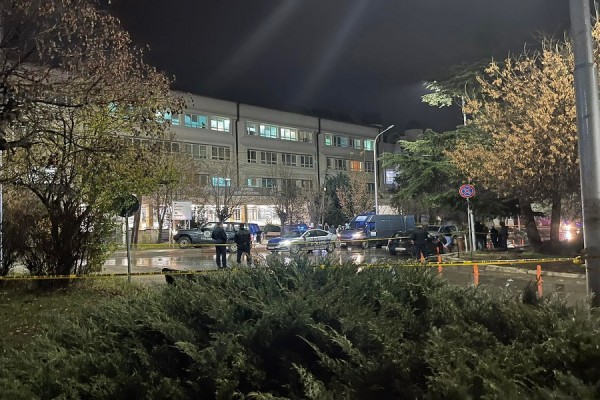 ​Largohet trupi i pajetë i gruas shtatzënë që u vra në oborrin e QKUK-së