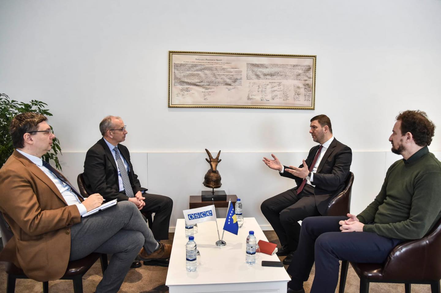 Krasniqi në takim me Davenport: Kërkojmë rikthim të normalitetit, shtetit ligjor dhe zhvillim të lirë të jetës