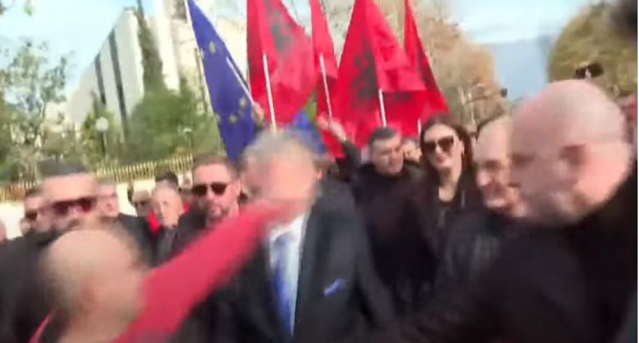 Sali Berisha goditet në protestë