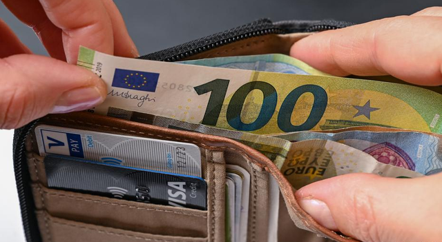 E gjeti portofolin me mbi 700 euro e dy kartela bankare, qytetari e dorëzoi në Polici