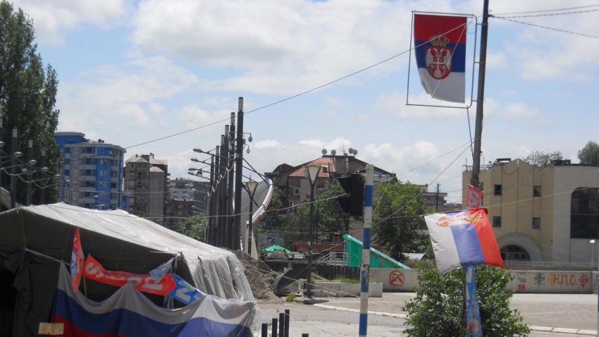 Shpërthim te “Kroi i Vitakut” në veri të Mitrovicës, besohet se u shkaktua nga një shok-bombë