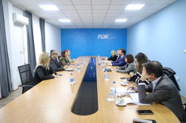 Misioni përcjellës për zgjedhje nga BE vizitoi PDK-në, diskutuan për reformën zgjedhore e zgjedhjet në veri