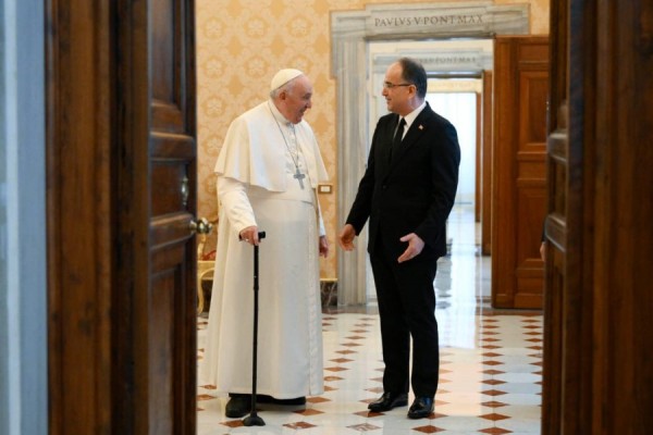 Begaj pritet në Vatikan, i flet Papa Françeskut për progresin e Kosovës