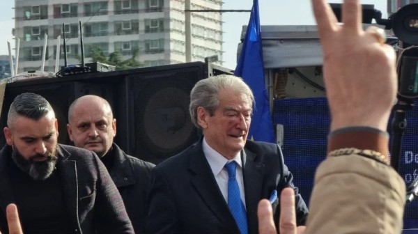 Berisha pas goditjes me grusht: Poshtë Rama, rroftë opozita
