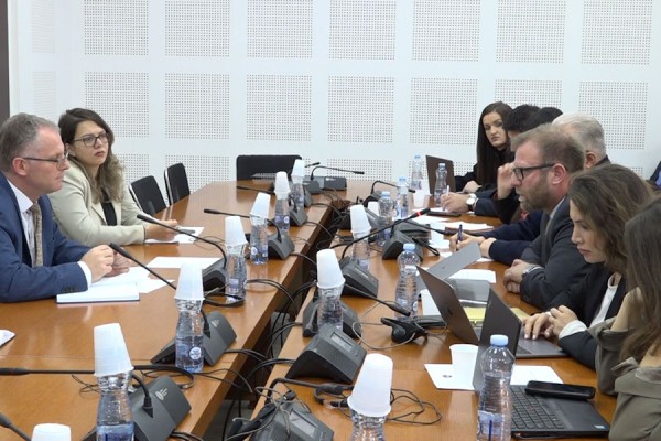 Bislimi paralajmëron marrëveshjen me Serbinë për të zhdukurit me forcë