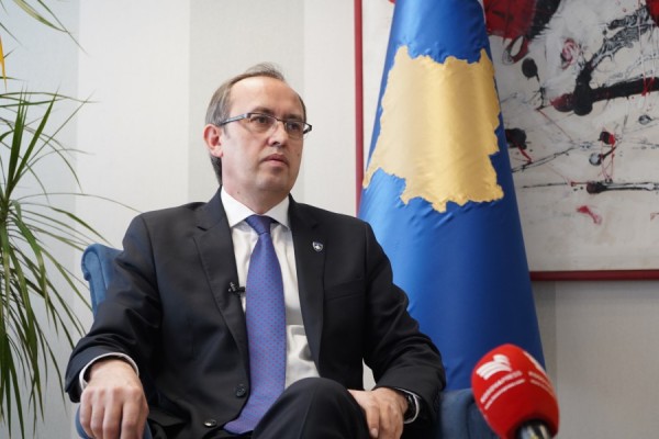 ​Hoti: Institucionet e Kosovës të përgjigjen me kujdes, në koordinim me aelatët