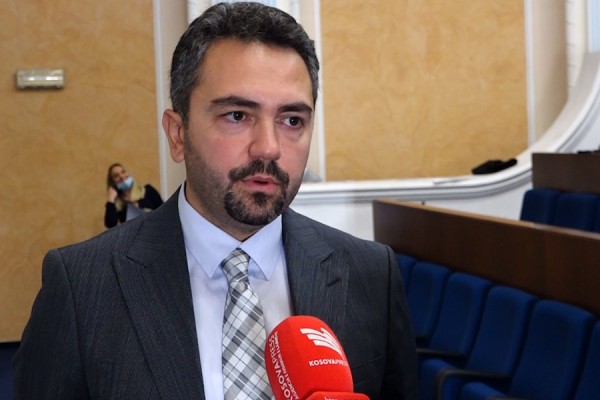 ​Radoniqi: Nuk mund të rrezikojmë askënd