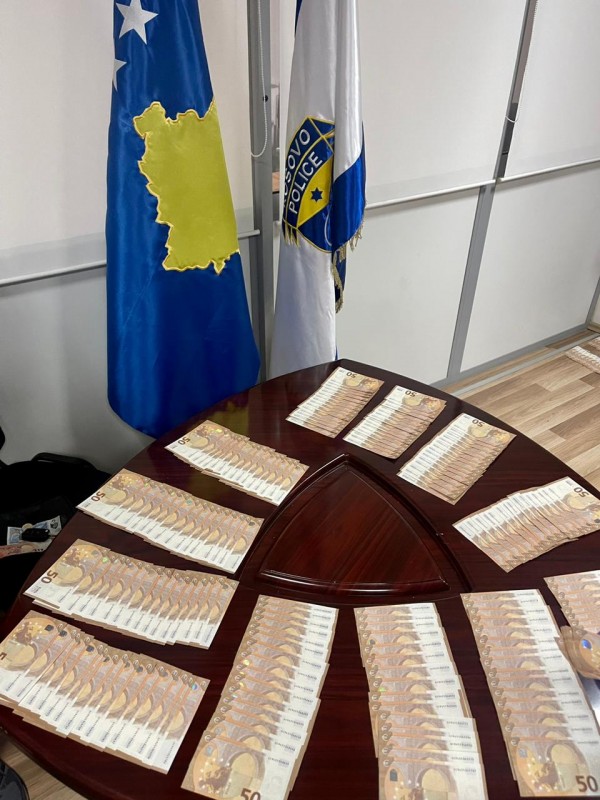 Tentuan të fusnin në qarkullim mbi 53 mijë euro të falsifikuara, arrestohen dy persona