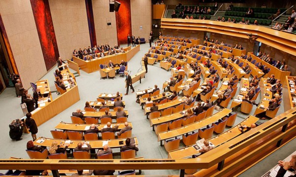 ​Holanda miraton rezolutën për vendosjen e vizave për Serbinë