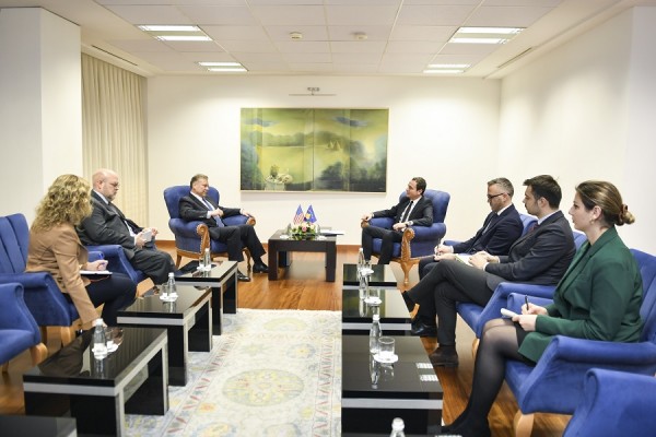 ​Kurti-Escobar: Barrikadat në rrugë duhet të largohen menjëherë