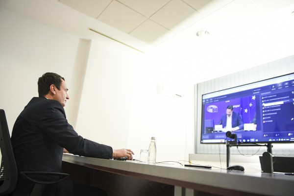​Kurti bisedoi për anëtarësimin e Kosovës në BE me deputetë të Parlamentit Evropian