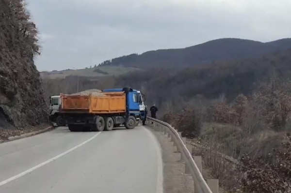 Televizioni i Beogradit: Serbët në veri të detyruar të dalin në barrikada