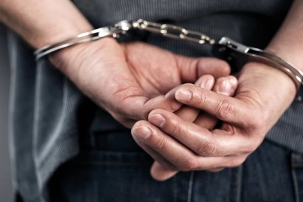Penguan zyrtarët policorë në kryerje të detyrës, u arrestuan tre persona