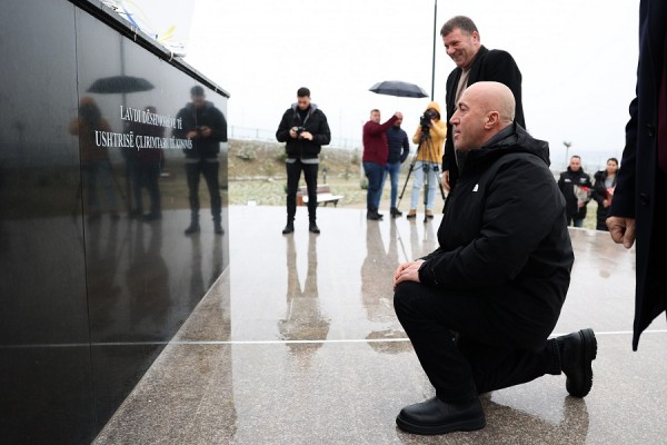 Ramush Haradinaj nderon Mujë Krasniqin dhe 41 dëshmorët e kombit