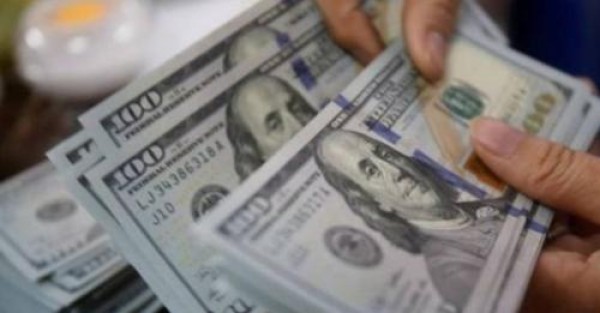 Dollari ra, euro pranë nivelit më të lartë në gjashtë muajt e fundit