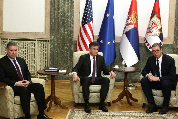 Vuçiq u takua me Lajçakun dhe Escobarin