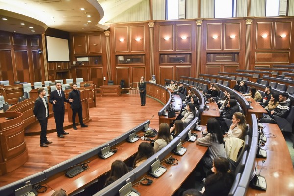 Konjufca priti një grup të rinjsh nga komunitetet rom, ashkali dhe egjiptian