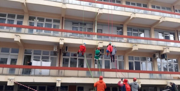20 alpinistë të maskuar si superheronj lëshohen në katet e Pediatrisë