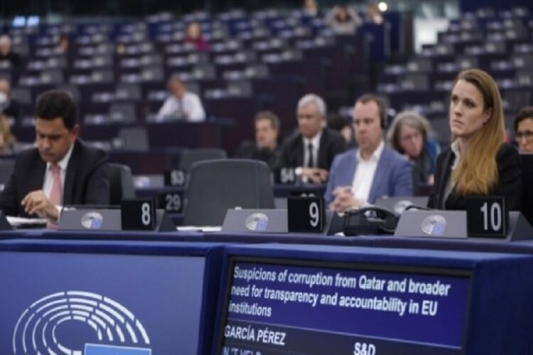 Eurodeputetët kërkojnë pezullimin e hyrjes së Katarit në Parlamentin Evropian