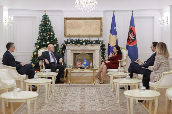 Presidentja Osmani priti në takim ambasadorin amerikan, Jeffrey Hovenier
