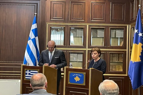 Dendias: Greqia mbështet dialogun Kosovë-Serbi