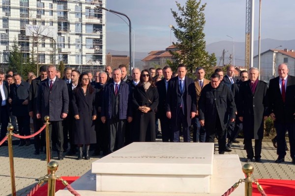 Abdixhiku nderon Rugovën: Po ndjekim rrugën e tij