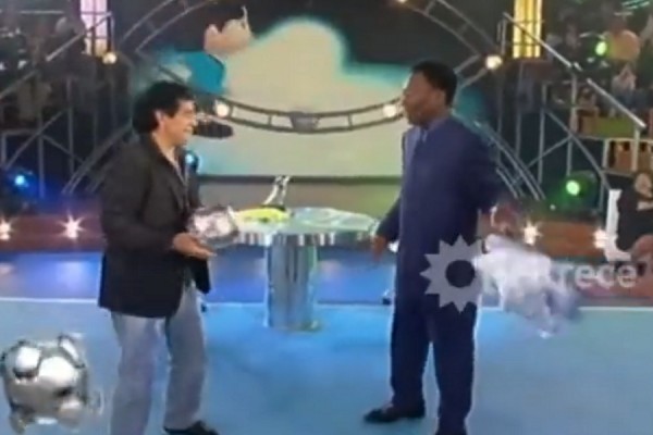 Pamje të rralla të Maradonas dhe Peles duke luajtur së bashku (VIDEO)