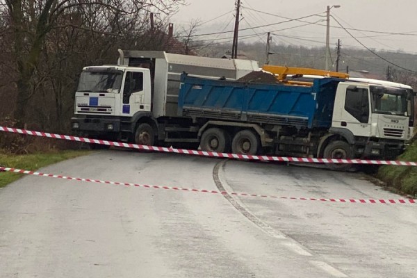 Dy javë nga vendosja e barrikadave në veri, shpërthimet dëmtojnë një lokal