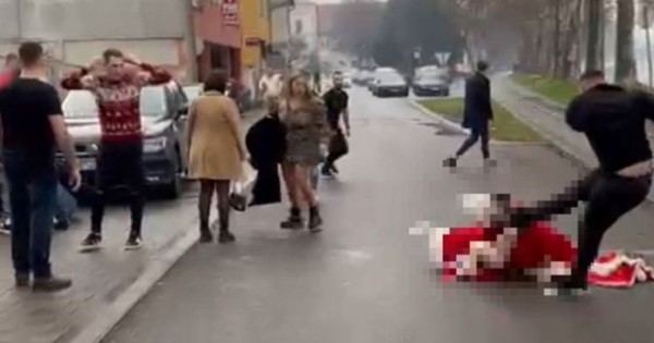 Babagjyshi rrihet me shkelma kokës