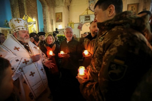 Një pjesë e ukrainasve festojnë Krishtlindjet për herë të parë më 25 dhjetor, rusët janë tërbuar