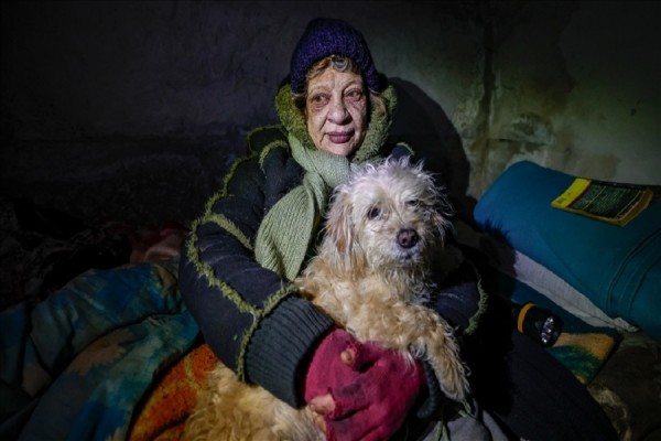 Gruaja ukrainase do të mirëpresë Vitin e Ri në bodrumin e banesës së shkatërruar në Kiev