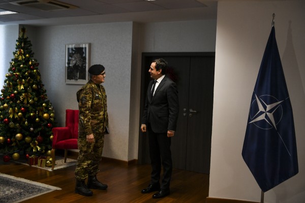 Kurti priti komandantin e KFOR-it, diskutuan për largimin e suksesshëm të barrikadave