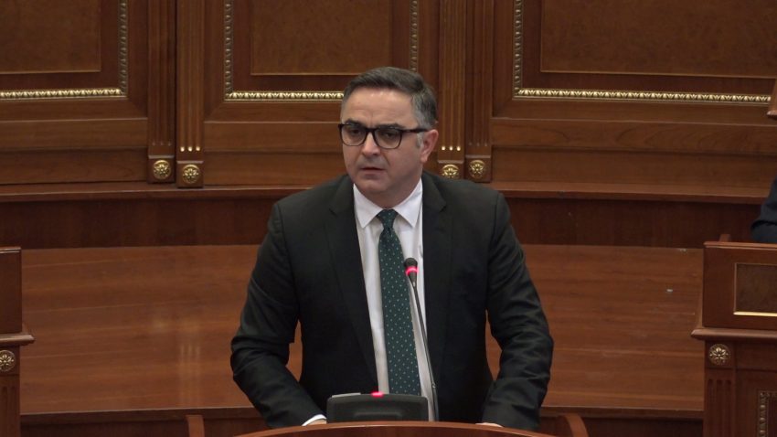 Tahiri thotë se objektet e ndërtuara ilegalisht në prona publike duhet të rrënohen