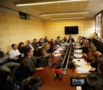 Projektligjet për zyrtarët publikë dhe pagat, opozita kërkon kohë: Do të përfundojnë në Kushtetuese