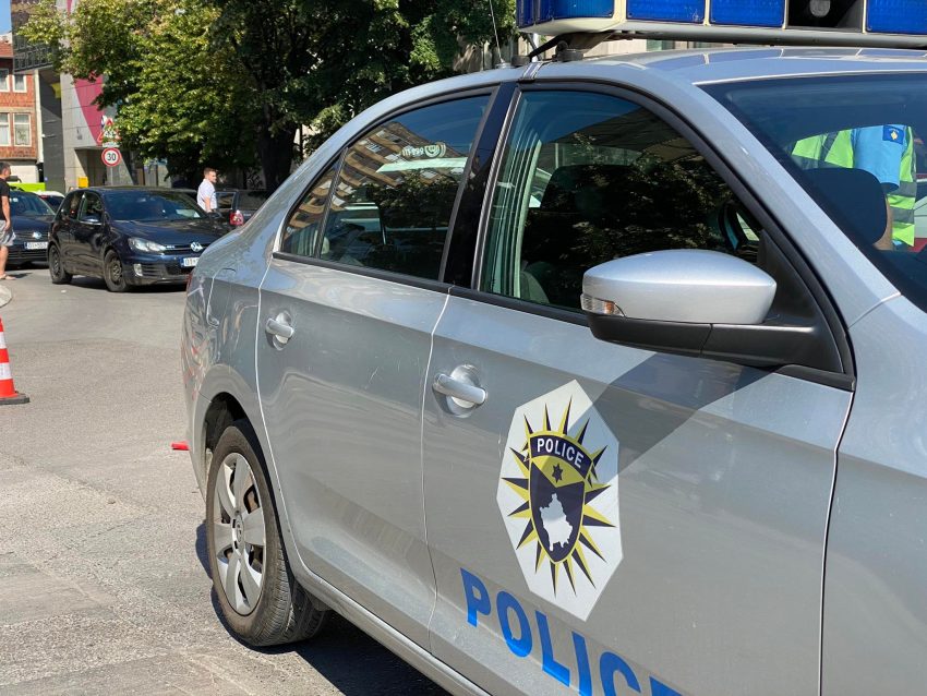 Një burrë ankohet se dikush i mori 5 vetura në autosallonin e tij dhe nuk i pagoi