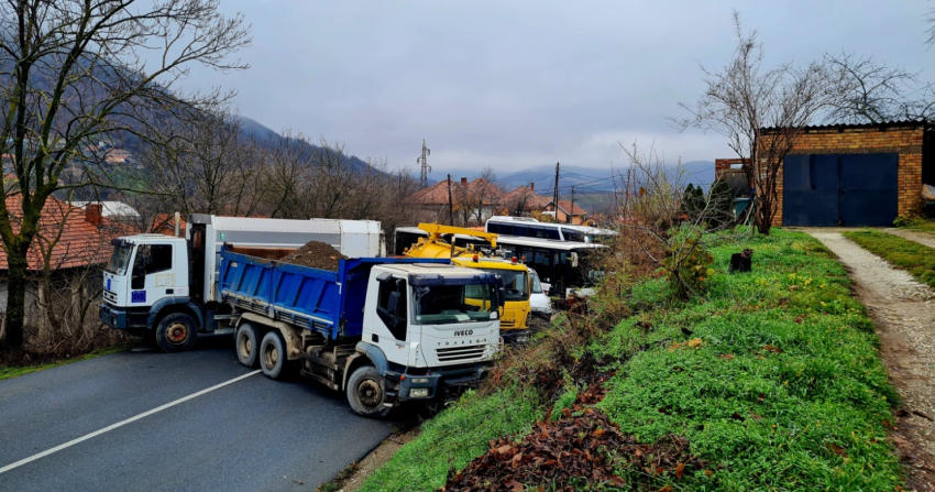Situata e sigurisë në veri vazhdon të jetë e brishtë, barrikadat mbeten në vendet e njëjta