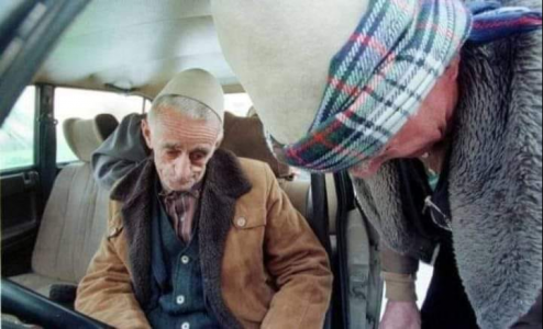 Vdes Faik Ramadani, babai nga Reçaku të cilit iu vranë tre djemtë në luftë