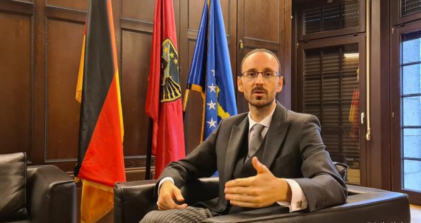 Zbulohet pllaka përkujtimore në Gjermani në ndërtesën ku operonte Qeveria Bukoshi, ambasadori atje jep detaje