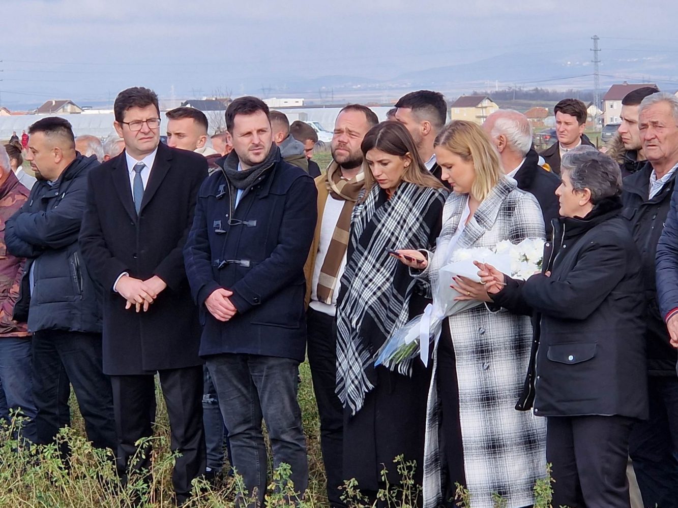 Ministrja Haxhiu po merr pjesë në varrimin e shtatzënës së vrarë