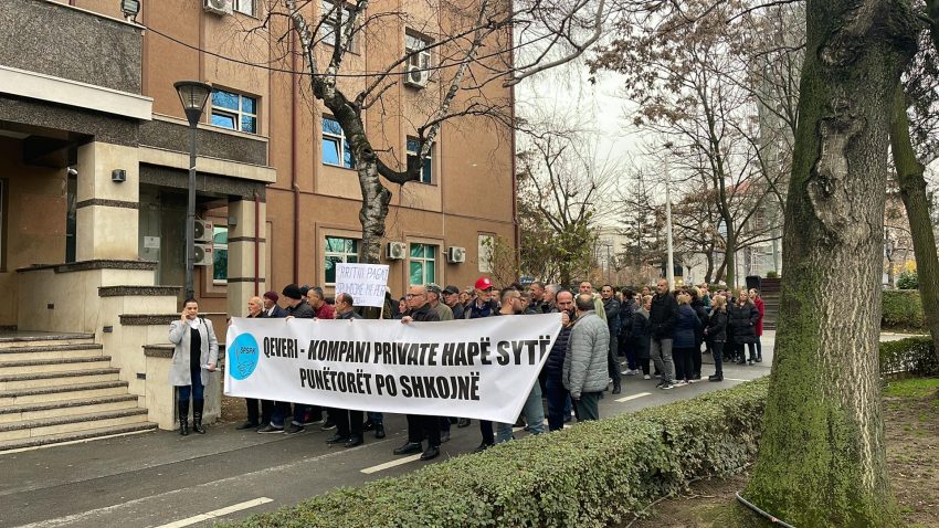​Protestojnë punëtorët teknik të Prishtinës, kërkojnë rritje të pagave dhe kthimin e tyre nën menaxhim