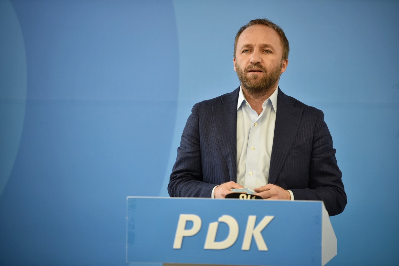 Tahiri: Presidentja Osmani përdorë mllefin për të mbuluar deficitet politike
