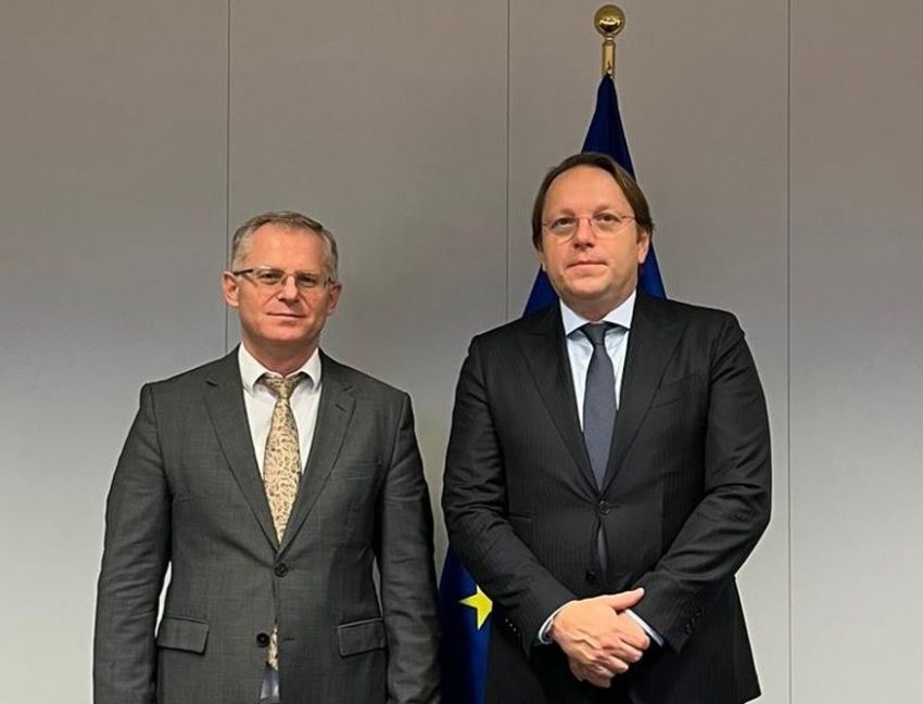 Varhelyi pas takimit me Bislimin: Diskutuam për aplikimin e Kosovës për anëtarësim në BE