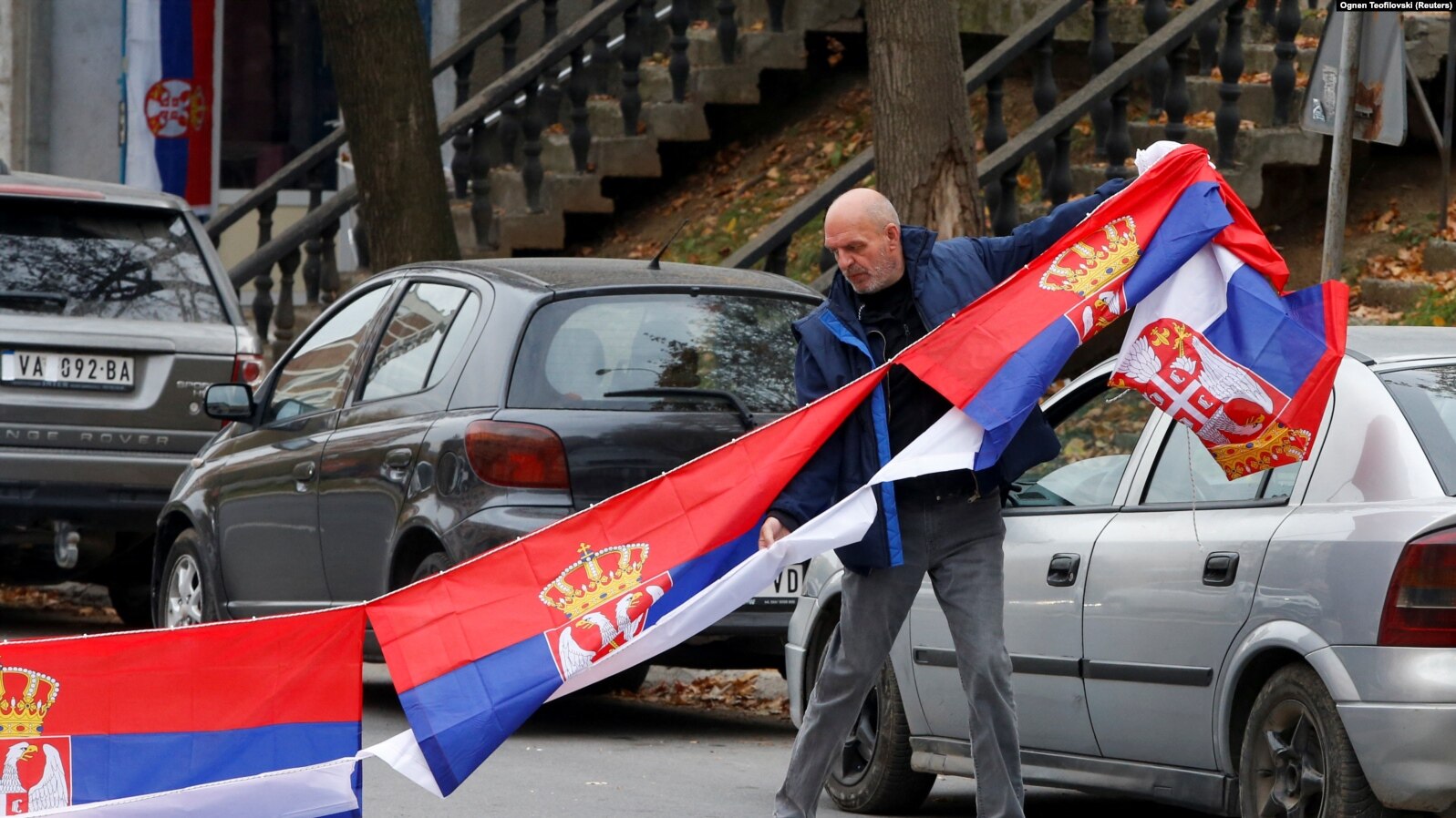Serbët lëshojnë sirenën për mobilizim, në momentin kur zyrtarë të KQZ shkojnë në Veri