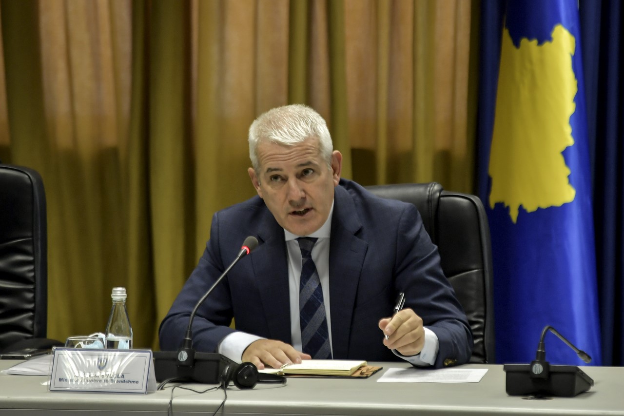 Sveçla reagon për situatën në veri: Sulmet me shok bomba dhe të shtëna nga persona të maskuar, askush nuk mund t’i cenojë zgjedhjet