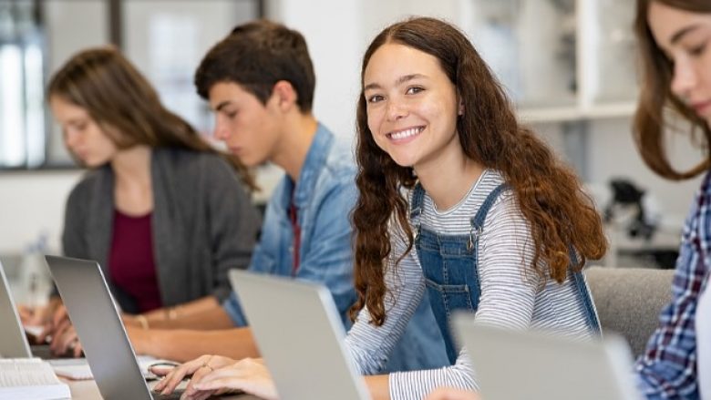 A e keni ditur, qeveria daneze i jep çdo studenti nga 1.000 dollarë në muaj për të shkuar në fakultet