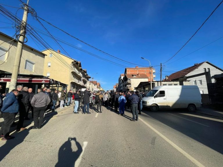 Banorët në Vranjec protestojnë pas vdekjes së 28-vjeçarit që u godit nga vetura
