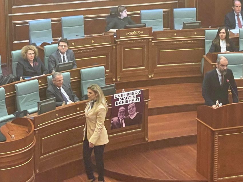 PDK me aksion në Kuvend, vendos fotografinë e Kurtit me ambasadorin: “Unë i besoj Martin B€ri$hajt”