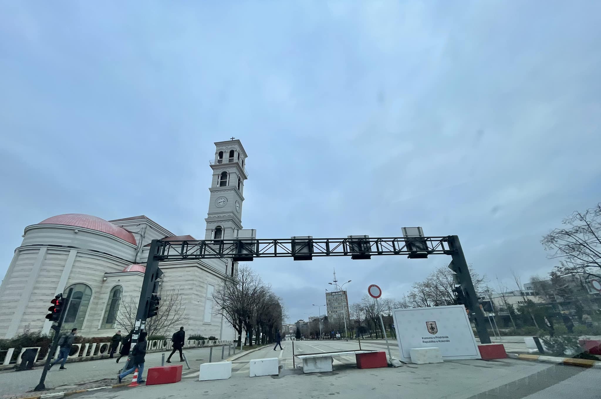 12 janar 2023, rruga “Xhorxh Bush” vazhdon të jetë e mbyllur, edhe pse ishte thënë se do të hapej me 8 janar